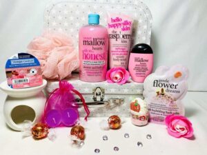 Personalised Pamper Hamper Dove Treaclemoon Bomb Cosmetics